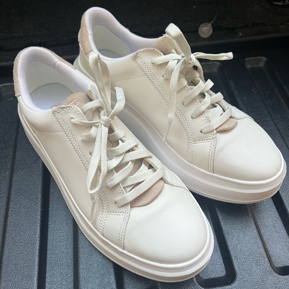 NWOT platform leather Ugg sneakers